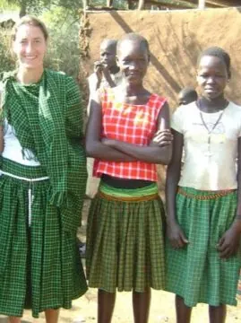 Esther met drie schoolmeisjes in Moroto