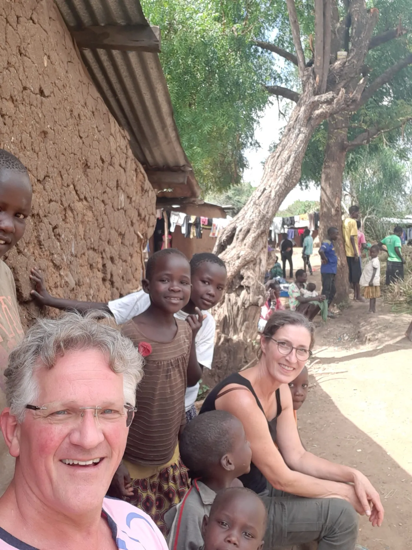 Gert en Esther bij de mensen in Moroto